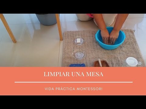 Limpiar una mesa con jabón. Vida práctica Montessori