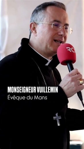 Monseigneur Vuillemin, évêque du Mans, a béni le chantier de l'évêché.