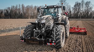 37K views · 2.4K reactions | Siamo andati nell'entroterra Trevigiano per vedere all'opera 'Black King', il Deutz-Fahr 7250 TTV versione Warrior della ditta Scquizzato  Quelle che vediamo a video è l'ultimo arrivato, infatti l'azienda possiede già altri due 7250 Warrior (uno infatti si vede passare con una botte in queste riprese). Lo vediamo impegnato nella preparazione del terreno per le semine estive con un erpice rotante Maschio Gaspardo Aquila da 6 metri! | AgroNord | Facebook