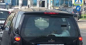 Ce faci cand ai o masina mica si o familie mare? Un bucurestean a gasit solutia. Unde si-a pus fetita de cativa ani