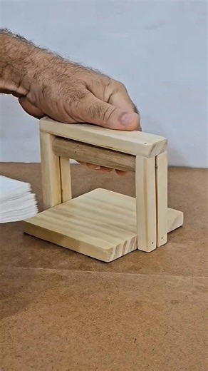 2.2M views · 21K reactions | ¿Tu mesa luce descuidada? Dile adiós a las servilletas desordenadas con este hack de madera que puedes hacer ¡incluso si nunca has usado una sierra!  蝹 ¿Quieres las medidas exactas y más de 1000 planos como este? La respuesta es: LA BIBLIA DEL CARPINTERO.  Toca el enlace en mi BIO  para descargarla antes de que termine la oferta. ¡No te quedes sin tu copia! #carpinteria #melamina #madera #bricolaje #muebles | La Biblia del Carpintero | Facebook