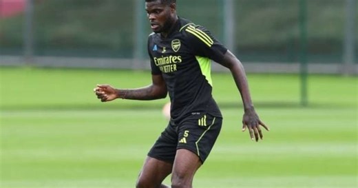 Acusado de estupro e agressão sexual, ex-Arsenal é liberado após pagar fiança
