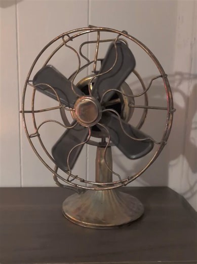 One of my favorite music boxes in my collection. Just wanted to share with y'all, too 💚 #musicbox #antique #birmingham #vintage #vintagevibes