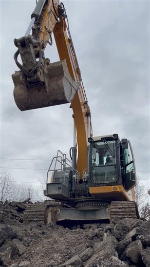 Rockster R1000S #impactcrusher ready to tackle #asphalt #recycling #crushing #construction