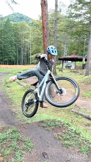 いつものジャンプをちょっとアレンジ😁 #mtb #小学4年生