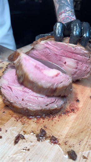 The JUICIEST prime rib from One Steakhouse in Las Vegas! #primerib #steak #steakhouse #vegas #lasvegas #virginhotel #vegasdining #vegasfood #mediumrare #juicy | Dongkyuverymuch