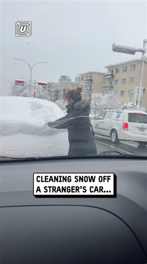 UNILAD on Instagram: "Hilariously cleaning snow off a strangers car 😂🚙❄ ⁠ ⁠ ( 🎥: Emily Arias Hope via ViralHog ) ⁠ ⁠ #UNILAD #unilad #stranger #cars #car #funnyy #funny #hilarious #genius #smart #help #goodday #gooddeed #vehicles #vehicle #cold #cool #winter #snow #snowy #ice #icy"