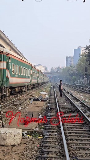 হাত ব্যথা হয়না? #trainjourney #trains #shanting #RailEngine #bdrailway #oldrailwaystation #locomotive #locopilot #joinengine #tarinwashpit #lococupling #viralrailnews #viralrailreels #viralrails #RailNews #rails #nazmussalehi | Nazmus Salehi