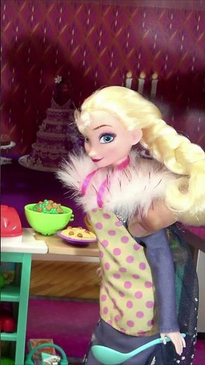 Anna and Elsa Thanksgiving Dinner #shorts