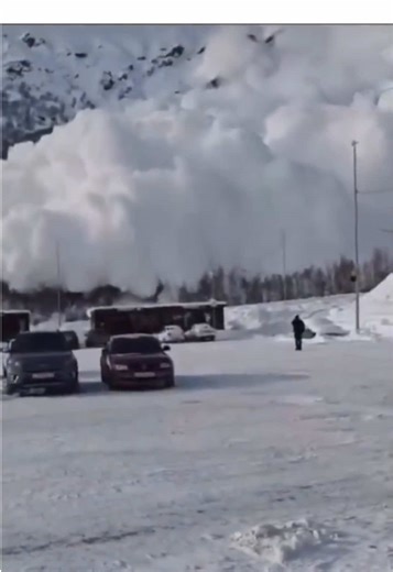 INCROYABLE 😱 Une avalanche géante a frappé la station d’Elbrus en Russie le 15 janvier. Des images qui font froid dans le dos ! #avalanche #catastrophe #russia