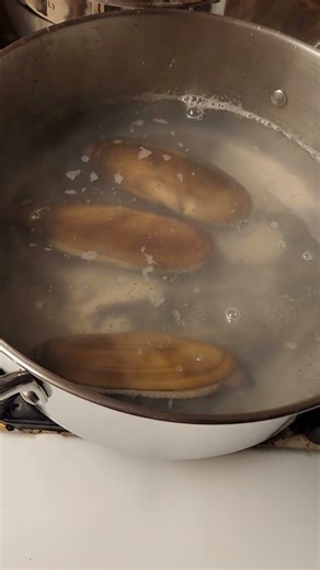 cleaning razor clams #razorclams #seafood