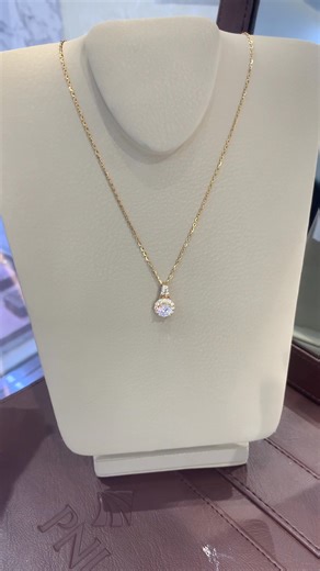 👉🏻Chiếc dây chuyền vàng 18K của PNJ sở hữu thiết kế tinh giản nhưng vô cùng tinh tế, tôn vinh vẻ đẹp thanh lịch và sang trọng. Sợi dây dạng xích mảnh, đều mắt, tạo cảm giác mềm mại và nhẹ nhàng khi đeo, đồng thời làm nổi bật hoàn toàn phần mặt dây ở trung tâm. 👉🏻 Khi đeo lên cổ, chiếc dây chuyền tạo nên: Vẻ đẹp nữ tính, tinh tế và trang nhã. Ánh sáng từ viên ECZ giúp gương mặt sáng hơn, thu hút ánh nhìn . Thiết kế gọn gàng, thanh mảnh giúp phù hợp mọi trang phục: công sở, dự tiệc, gặp gỡ… __