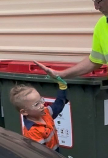 #garbage #garbagetruck #truck #rubbish #rubbishtruck #recycle #boss #hercules #trucks #recycling #chores #fyp #foryourepage #truckers #kidsplay #kids #kidsoftiktok #play #foryou