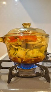 ▼レトルトカレーで作る“最強ひとり鍋” 【レシピ】おひとりカレー鍋 材料 1人分 ・レトルトカレー（スープある系）1個 ・お好みの鍋野菜（お好みで肉） たっぷり ・めんつゆ（5倍濃縮） 大さじ2 2倍濃縮の場合 大さじ5 ※ただし野菜の量による ①鍋に野菜・肉、レトルトカレー、めんつゆを重ねる。 ②沸騰したら弱火で20分加熱する ③最後に濃ければ水、薄ければ塩を入れて味を調える レトルトカレーはスープある系ばっかり使っているけど意外となんでもいけそう（知らんけど） #鍋 #鍋レシピ #ダイエット #ダイエットレシピ #レトルトカレー | 印度カリー子