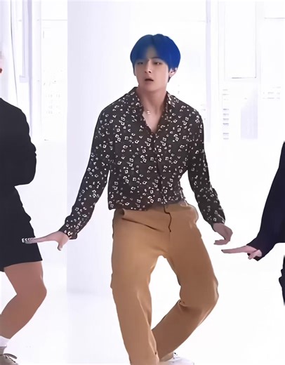 Taehyung's Gorgeous Blue Hair: A Captivating K-Pop Transformation