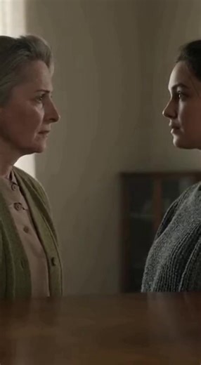 Am plătit chirie ani de zile fără să mă plâng. Apoi, părinții mei l-au mutat în casă pe fratele meu mai mare, „copilul de aur”, împreună cu familia lui — pe gratis. În loc de echitate, mama mi-a cerut să plătesc și mai mult. Așa că mi-am împachetat lucrurile în liniște și am plecat. Tot ce i-am spus a fost: „Nu mai locuiesc acolo... distracție plăcută întreținându-i pe ei.” M-am întors acasă la douăzeci și doi de ani nu ca o fiică, ci ca chiriașul perfect. Cu tatăl meu disponibilizat, am refuzat