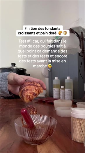 Ça sent bon le pain frais dans mon atelier ce matin! 🤤 Premier test de finition réaliste pour mes fondants en forme de croissants & pains dorés! Prochaine étape : le glaçage aux bonbons! #fondant #fondantdecire #fondantparfume #cire #ciredesojanaturelle #ciredesoja #fabriqueauquebec #madeinqc #madeincanada #petiteentreprise #littlebusiness #croissant #paindore #pain #bread #breadtok