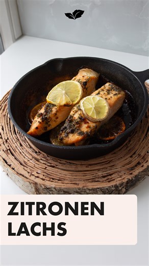 Saftig, aromatisch & in Minuten fertig! 🐟🍋 Zitronenlachs aus dem Ofen – verfeinert mit Zitrus-Zauber für den extra Frische-Kick. 💛 REZEPT: Für 4 Portionen 4 Lachsfilets 1/2 Zitrone in Scheiben 3 EL Zitronensaft 2 EL Olivenöl 📄 1 EL Honig Zitrus Zauber 👩‍🍳 ZUBEREITUNG: Den Backofen auf (160 ° Umluft) vorheizen und eine Auflaufform mit etwas Olivenöl einfetten. Die Zitrone in Scheiben schneiden und in der Auflaufform verteilen. Die Lachsfilets trocken tupfen und in die auf die Zitronenscheib