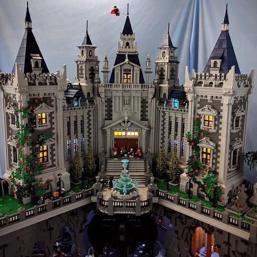 Plus de 100 000 briques LEGO ! Voici l’immense Wayne Manor et Batcave construit par le super fan Brent Waller ! | LEGO