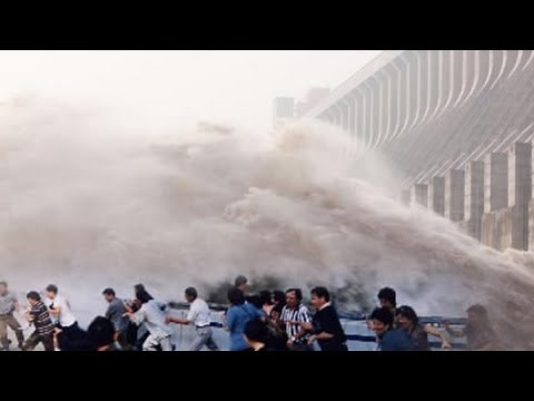 Now, China's Three Gorges Dam open 6 floodgates as water level hit 165 meters! Flood in Chongqing