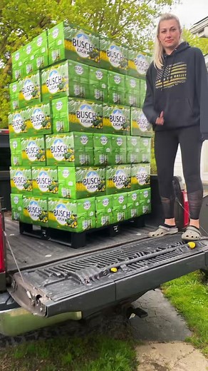 Wedding essentials🇺🇸🍻 #busch #buschbeere #johndeere #deere #farmtok #forthefarmers #fyp #fypシ #fiancé #iykyk #viral #buschlight #foryou #findyouredge #fordforthebuilders #ford