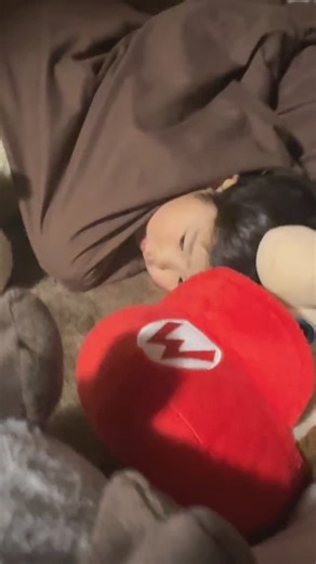 わーちゃん一家 on Instagram: "昨日パパは帰り遅くてわっくんが寝てから帰宅しました。カカと2人で朝ごはん用におにぎりを作ったらしい。 #ひじき #おばんざい小鉢 #フジッコ #みかん #おいしい #楽しい #おにぎり #食卓 #わーちゃん #パパ #ママ #3歳 #育児"