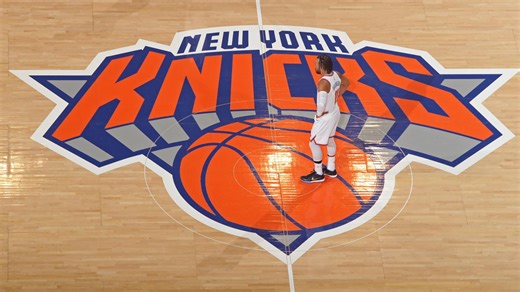 Jalen Brunson limps off to the locker room after leg injury