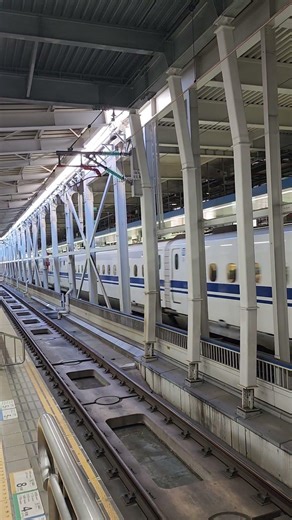 新幹線車次🚆🚆由博多車站出發。A Shinkansen train departing from Hakata Station. #railway