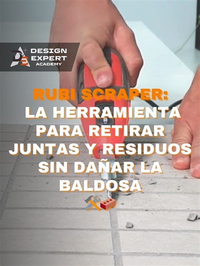 RUBI Scraper: La Herramienta para Retirar Juntas y Residuos sin Dañar la Baldosa 🛠️🧱 Cuando una junta cementicia está deteriorada o necesitas reemplazar piezas sin romper medio piso, el RUBI Scraper (RUBISCRAPER-250) se vuelve un aliado clave. Esta herramienta está pensada para retirar material de juntas de colocación de forma controlada, gracias a sus cuchillas (frecuentemente de carburo de tungsteno) y control de profundidad, lo que ayuda a trabajar con precisión y reducir el riesgo de dañar