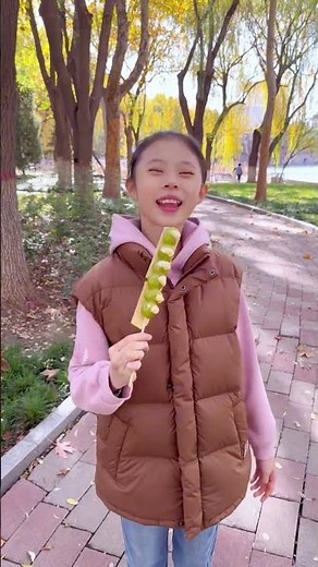 Nhường kẹo cho em