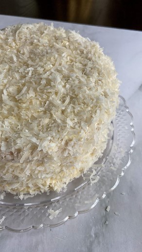 Pastel de coco 🍰🥥 súper sencillo y DELICIOSO! Este pastel es el favorito de mi mamá y a mi me encanta porque es fácil y rápido! Ingredientes para el pan: -1 caja de pastel de vainilla (la marca que quieras) los ingredientes que indique la caja (huevos y aceite) -crema de coco (la cantidad de agua que venga en tu cajita intercámbiala por crema de coco) -coco rallado (yo usé con azúcar) *incorpora los ingredientes y hornea a 350*F por 25min Ingredientes para el betún: -1 barra de mantequilla a t