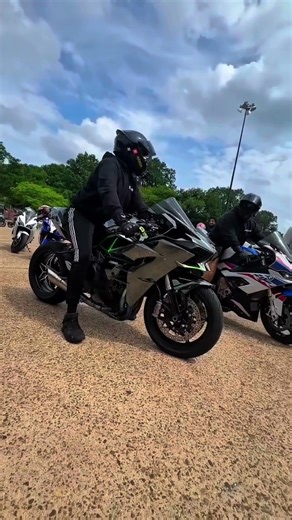 Kawasaki H2 VS BMW S1000RR which best exhaust sound ￼#shorts #shortvideo #bike #kawasaki #h2 #bmw