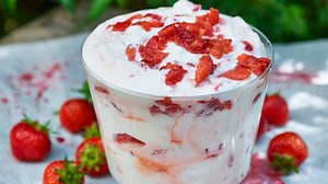 Syllabub med jordgubbar och passionslikör