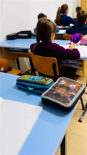 Astăzi am fost în vizită la Școala Junior Iași, la clasele a 3-a și a 4-a, unde copiii au descoperit că matematica poate fi distractivă, interactivă și plină de provocări 😄 Fibonacci Kids organizează: ✔️ ateliere de matematică interactive ✔️ activități pentru Școala Altfel ✔️ sesiuni pentru clase întregi ✔️ jocuri logice, strategie și creativitate ➡️ direct în școala ta, cu materiale și traineri pregătiți Ne deplasăm în școlile din Iași, iar porțile centrelor noastre din Păcurari și Baza 3 sunt