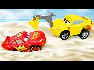 Vidéo pour enfants de voitures de course Flash McQueen et Cruz. Attention : la magie est appliquée!