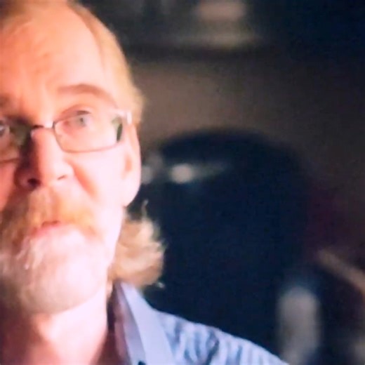 By 2026, Steve Ross remains one of the most misunderstood figures connected to the Bob Ross phenomenon. While the world continues to celebrate Bob Ross as a symbol of calm, creativity, and optimism, Steve’s story reflects a far more complicated inheritance. Once a familiar presence painting alongside his father on television, Steve later found himself distanced from the very legacy he helped build. His journey reveals the hidden cost of fame, family disputes, and control over a global brand. Beh