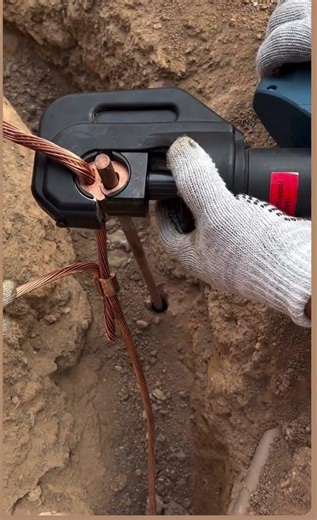 This hydraulic tool replaces cad welding completely #electrician #tool