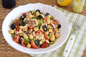 Ensalada de garbanzos con salmón de lata: receta ultra rápida para comer saludable en casa o de táper