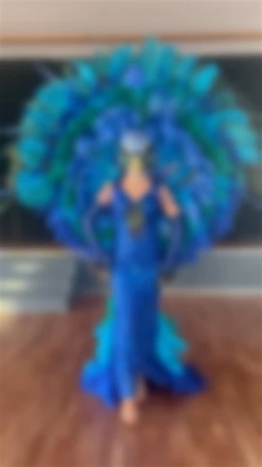 🎭✨ Création d’exception signée Mon Truc en Plumes ✨🎭 Plumes, éclat et savoir-faire français 🇫🇷 : découvrez la création sur mesure d’un costume de pan majestueux, entièrement imaginé et réalisé dans notre atelier. Chaque plume, chaque strass, chaque détail est travaillé à la main avec passion et précision pour donner vie à une pièce unique, créée pour scintiller sous les projecteurs du @royalpalacekirrwiller 💎🦚 Une œuvre qui célèbre l’artisanat, l’élégance et la créativité française.🇫🇷 👗