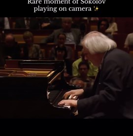 😉 Grigory Sokolov, the renowned Russian pianist, is known for his strict policy against audio and video recordings during his concerts. He believes that live performance is a unique, ephemeral experience meant to be shared only with the audience present in the concert hall. For this reason, he rarely allows his performances to be recorded or broadcast, emphasizing the authenticity and emotional intensity of the moment. #piano #fyp #classicalmusic #brahms
