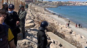 Marruecos reacciona y vuelve a cerrar la frontera con Ceuta tras la entrada de 8.000 inmigrantes