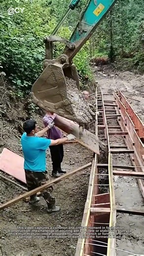 The Smart Way to Pour Mud! 🦀🌾 Worker Guides Excavator for Perfect Foundation Fill