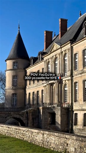 Kingsmo on Instagram: "And suddenly the 18th century discovers 160 BPM 😎💪🏼 Thanks to @black_tulip_society, @orange_tulip_society and @clemensvansteijn for the awesome venue 🥂 Happy 2026 everyone 🫶🏼 #nye #newyear #2026 #dj #castle"