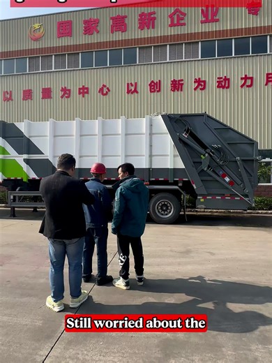 Swallowing 30 TONS of trash in one go?! Witness the power of the Hualong garbage compactor semi-trailer—one beast replaces an entire fleet!#GarbageTruck #WasteManagement #Compactor #SemiTrailer #HeavyMachinery