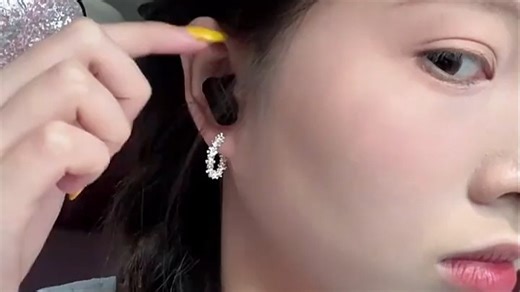 720度环绕沉浸式体验蓝牙耳机，畅享全景音效新选择，告别线缆束缚，运动出行更自由，高清降噪通话清晰，持久续航满足全天需求。