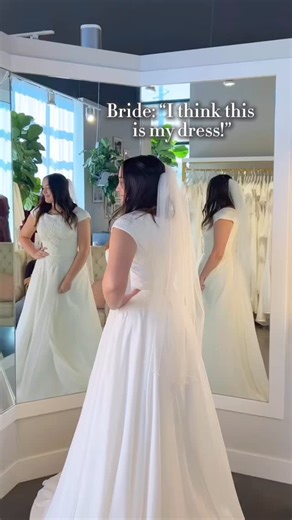 We love when brides come in knowing exactly what they want! But no worries if you don’t, that’s what we are here for! 🤩 | Moments Made Bridal