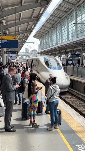 “The Speed of America: US Bullet Train in Action!” 🚄