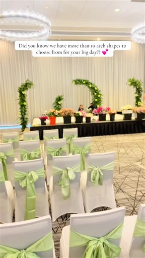 This was such a unique combination with both the incomplete arch and the crescent arch! #Bride #weddingday #bridetobe #weddinginspo #weddingflorals