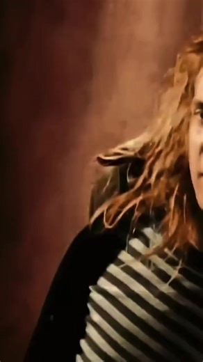 In the early ’90s, Soul Asylum delivered one of the most emotional acoustic moments of the era with Runaway Train. During this intimate live performance, vocalist Dave Pirner stripped the song down to its core, letting the haunting lyrics and melody take center stage. The performance captured the raw vulnerability that made the song so powerful. With its honest storytelling and acoustic sound, “Runaway Train” became more than just a hit—it became a voice for a generation dealing with loneliness,