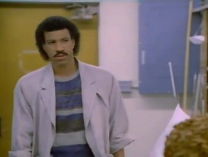 HELLO - LIONEL RICHIE Canción de 1983 escrita e interpretada por el cantautor estadounidense Lionel Richie para el álbum Can't Slow Down y lanzada como sencillo junto al tema You Mean More To Me. Éxito mundial, llegó al número 1 en las listas de éxitos del Reino Unido y Estados Unidos. | The songs of my life
